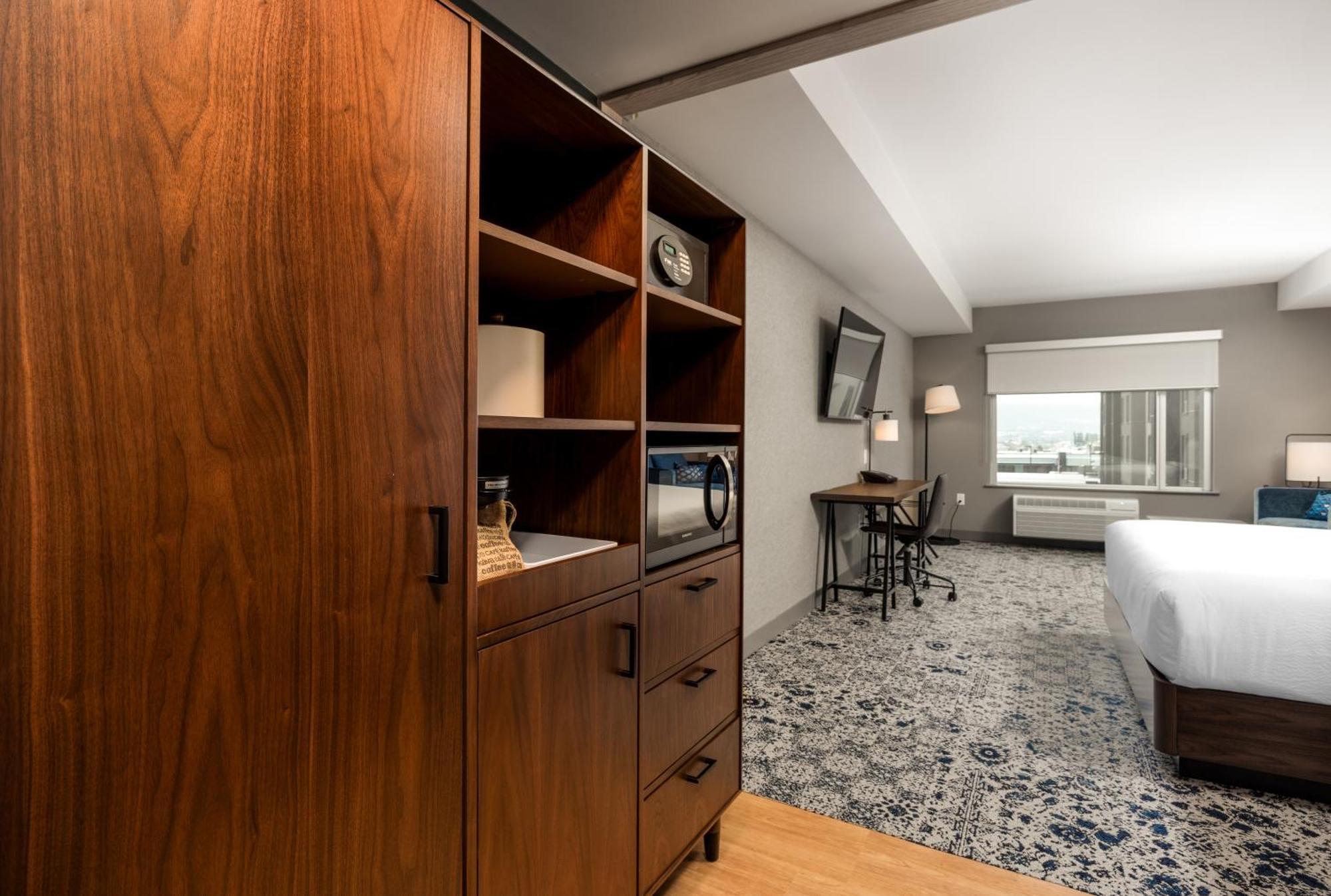 Four Points By Sheraton Kelowna Airport Екстериор снимка