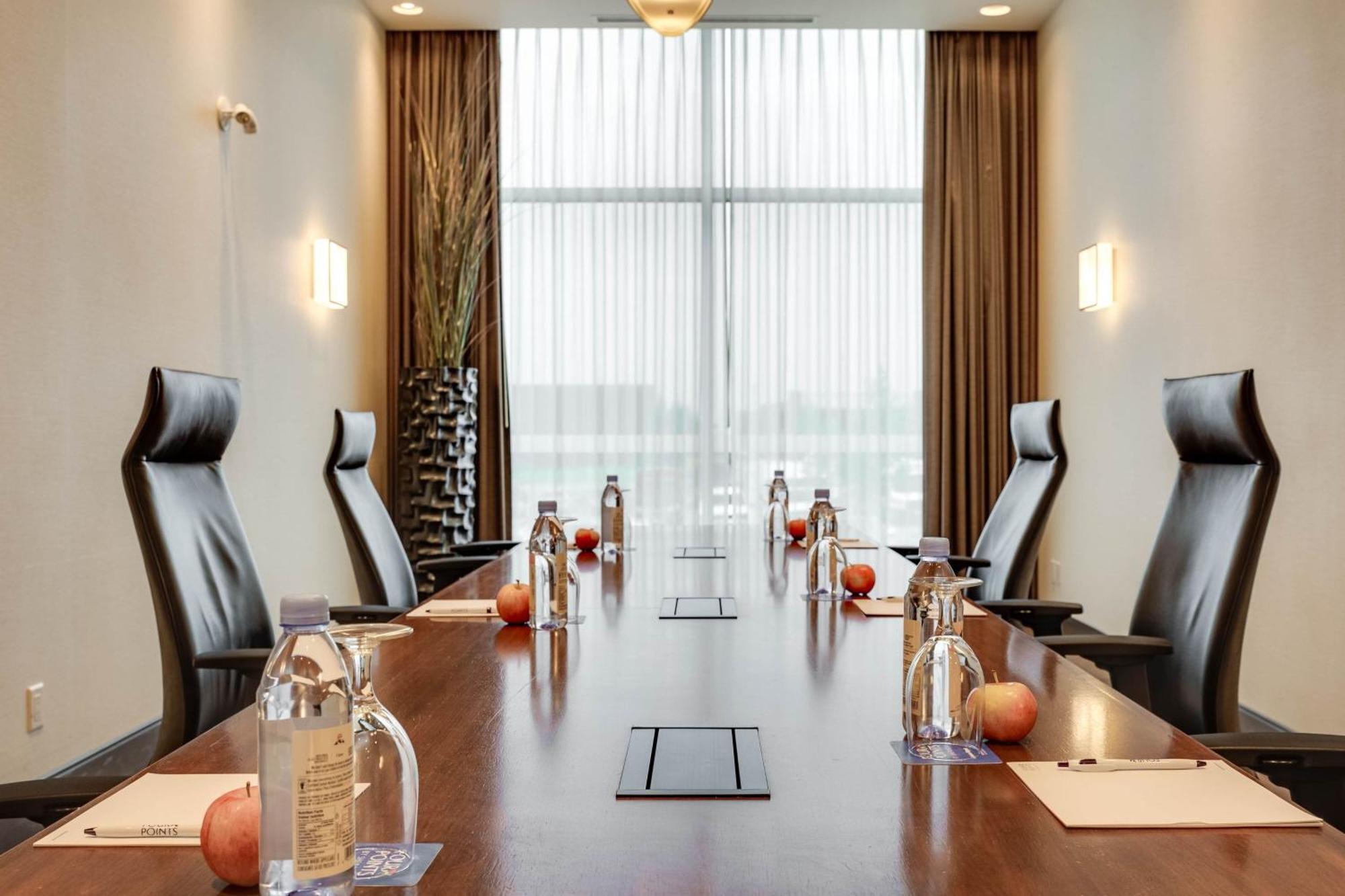 Four Points By Sheraton Kelowna Airport Екстериор снимка