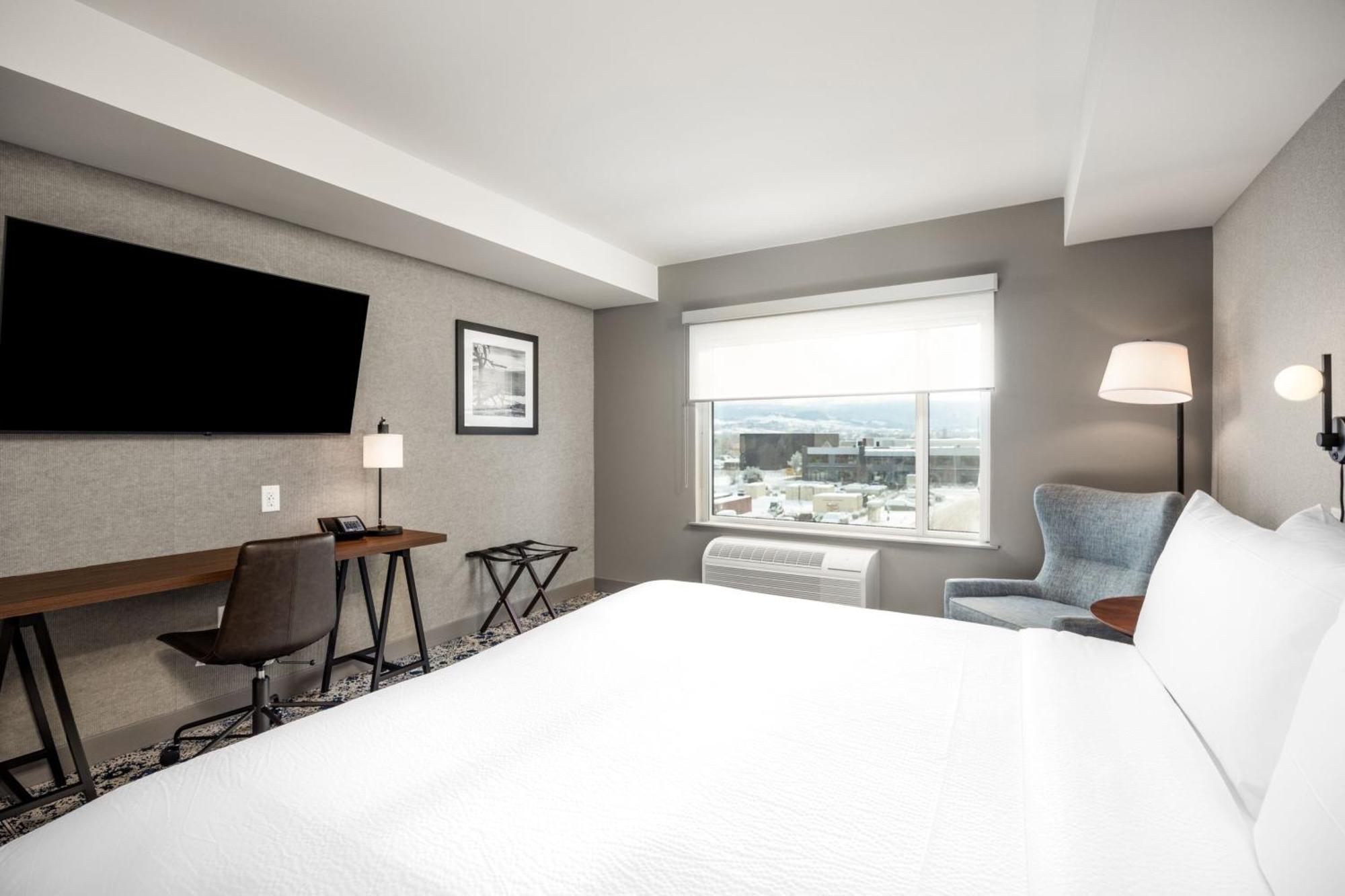 Four Points By Sheraton Kelowna Airport Екстериор снимка