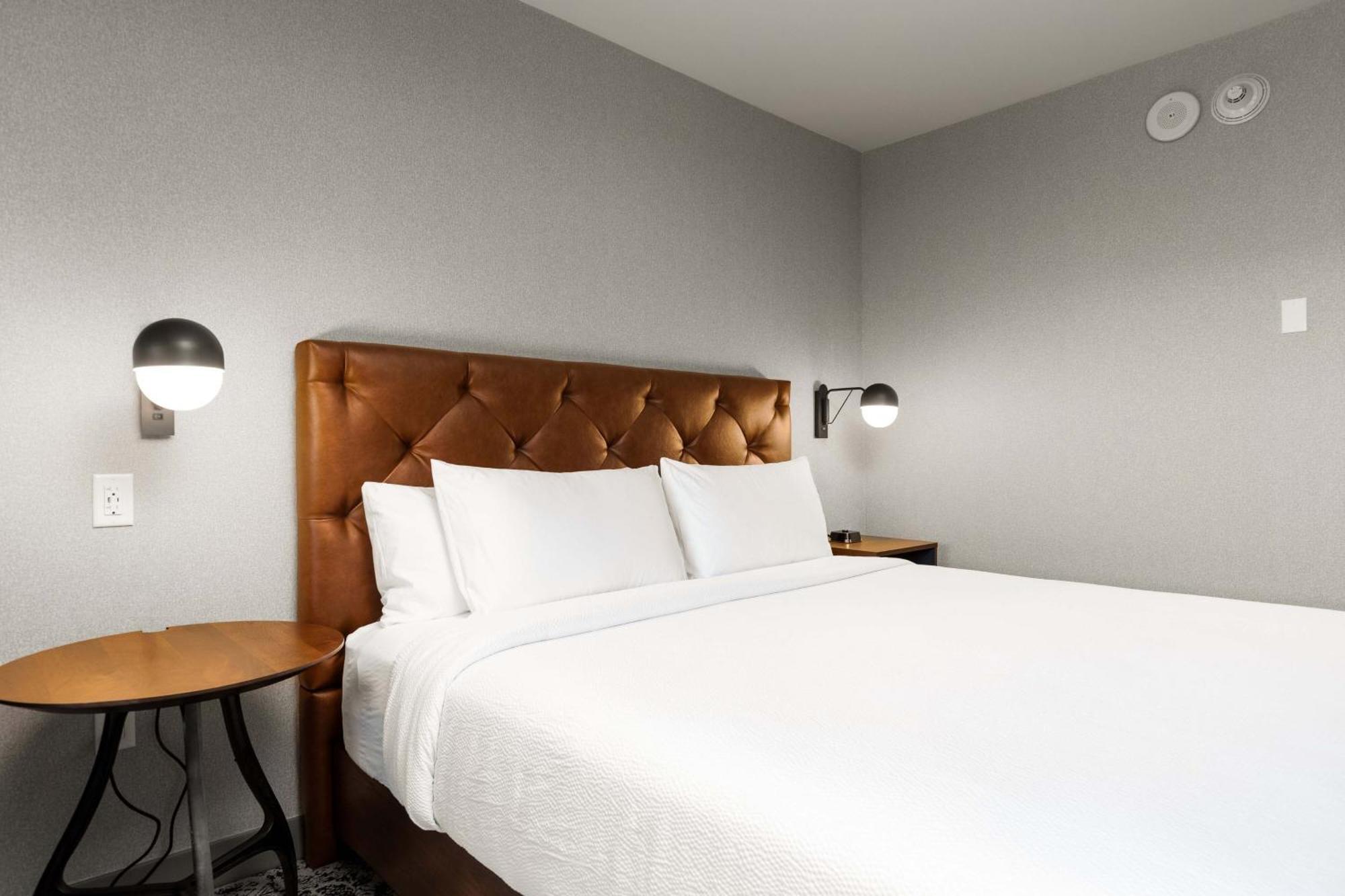 Four Points By Sheraton Kelowna Airport Екстериор снимка