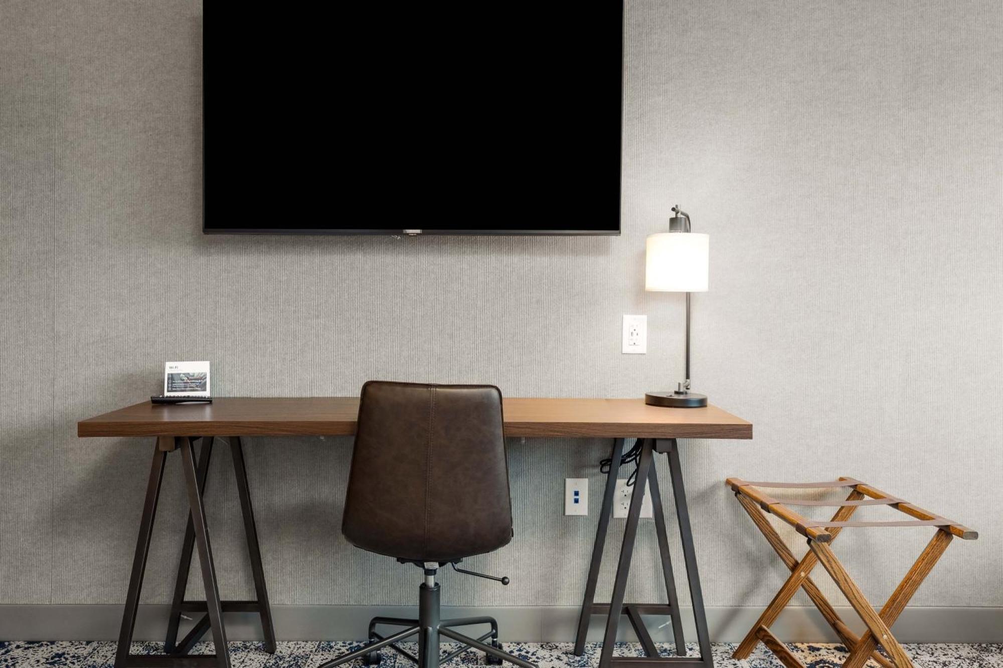 Four Points By Sheraton Kelowna Airport Екстериор снимка