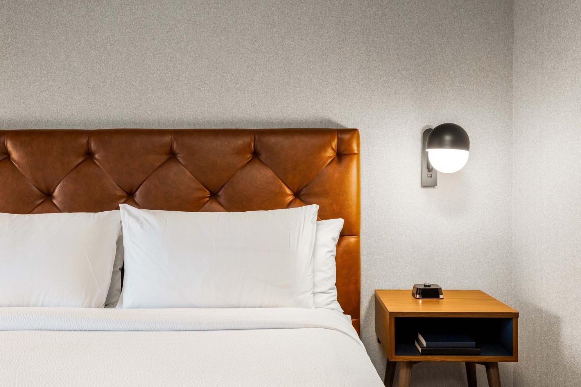 Four Points By Sheraton Kelowna Airport Екстериор снимка