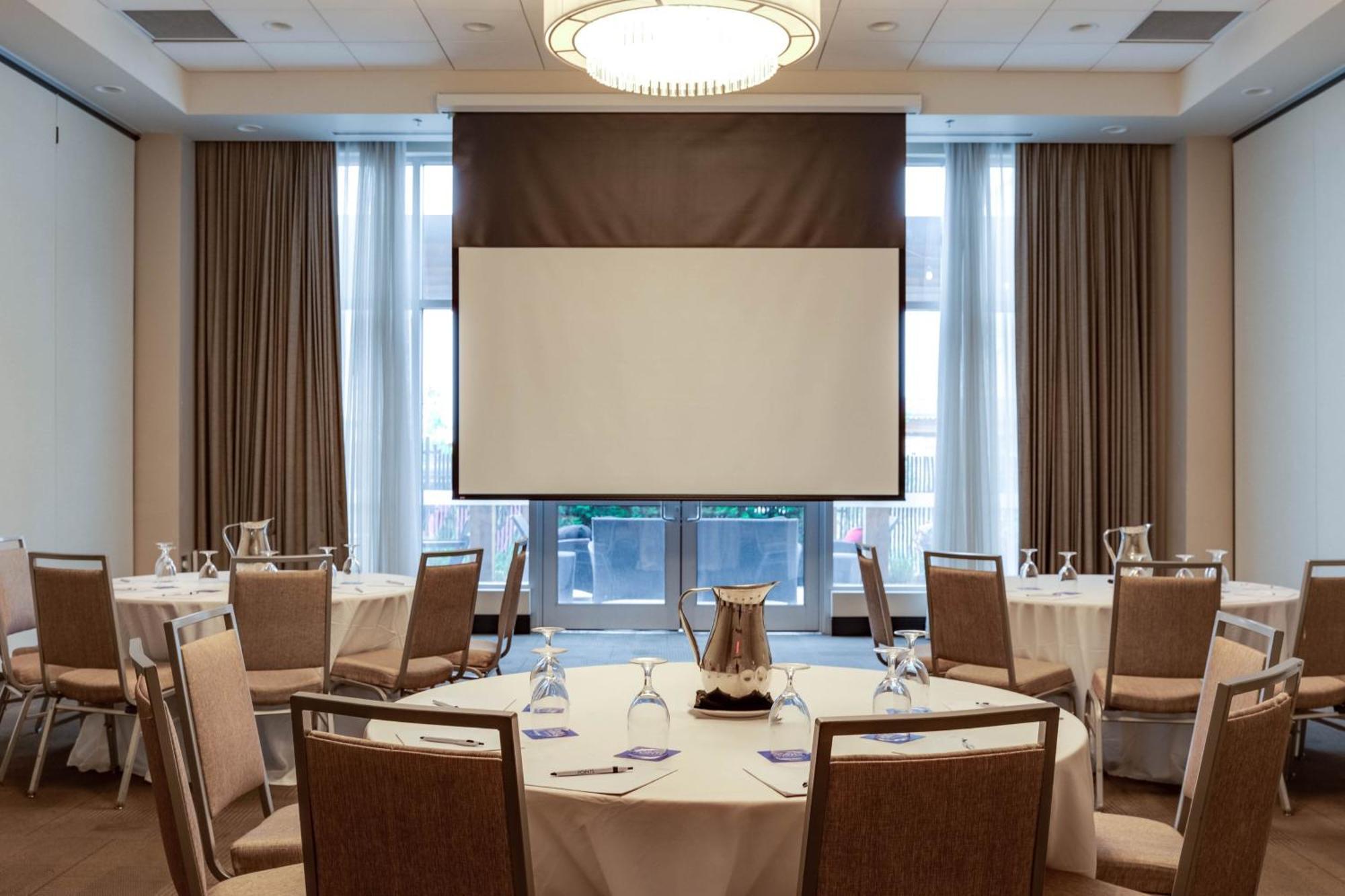 Four Points By Sheraton Kelowna Airport Екстериор снимка