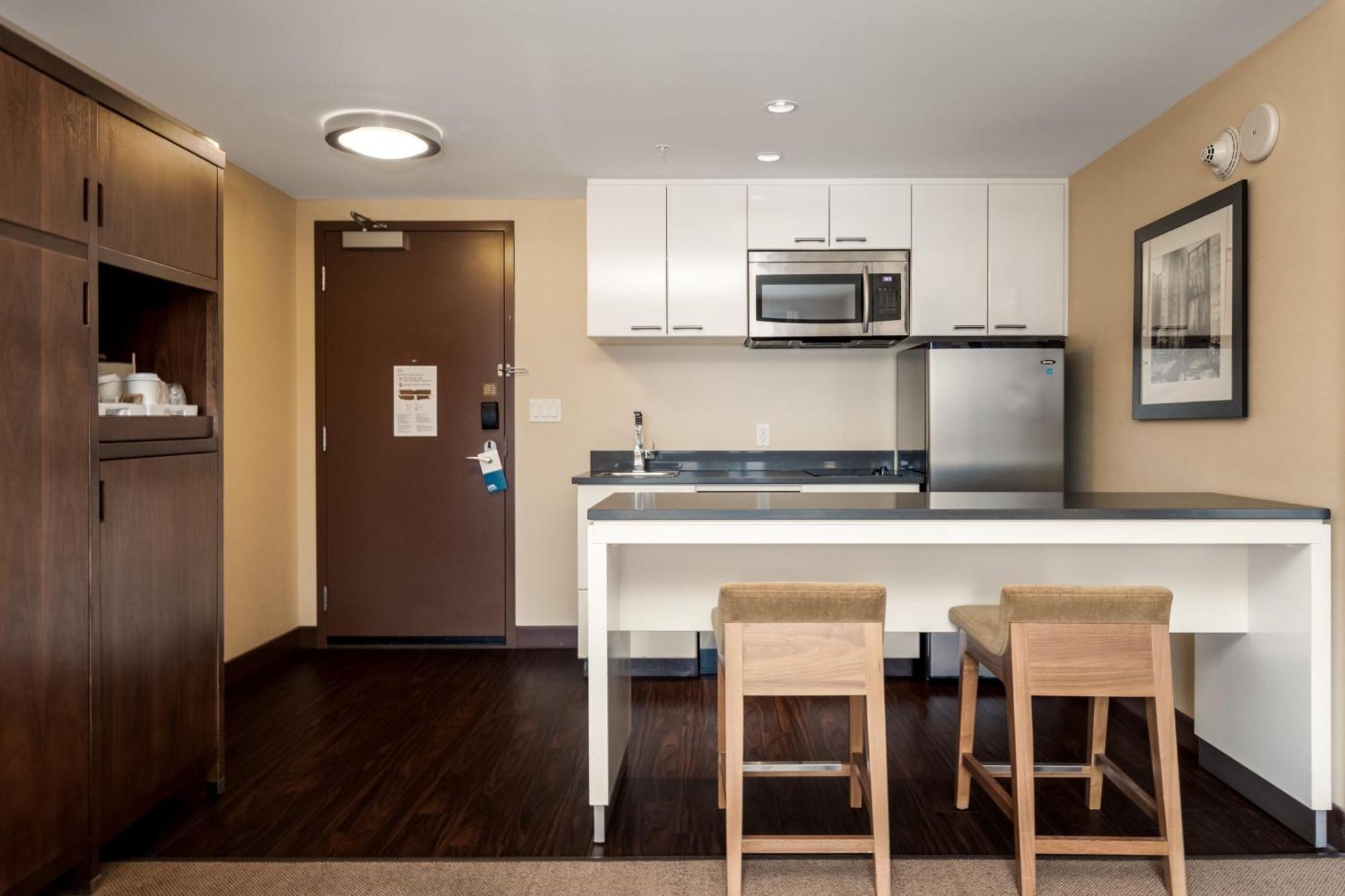 Four Points By Sheraton Kelowna Airport Екстериор снимка
